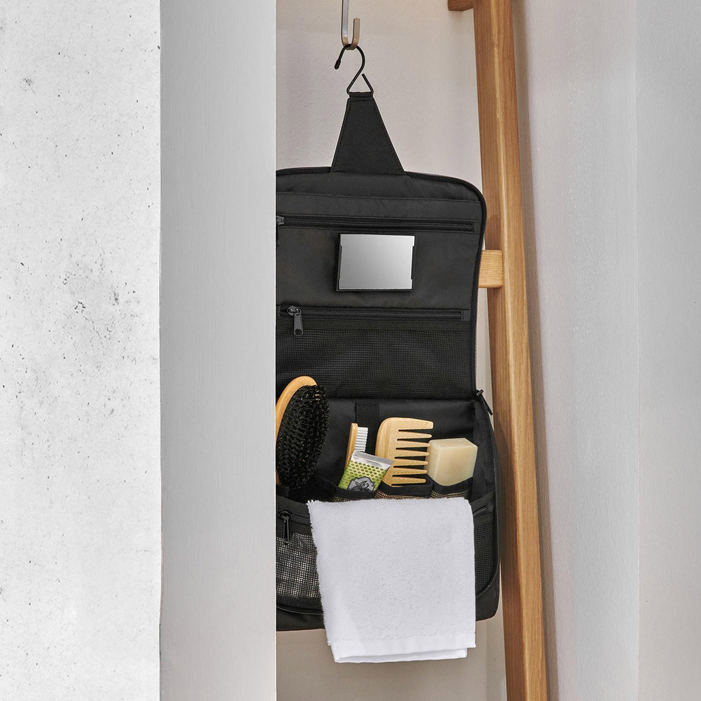 Reisenthel Travelling Toiletbag XL leo nero