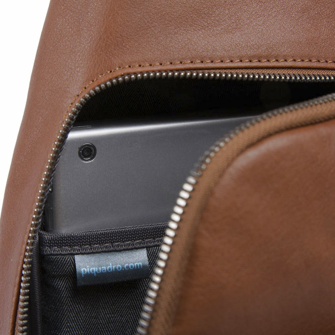 Piquadro Black Square Mono Slingbag with iPad Compartment tobacco