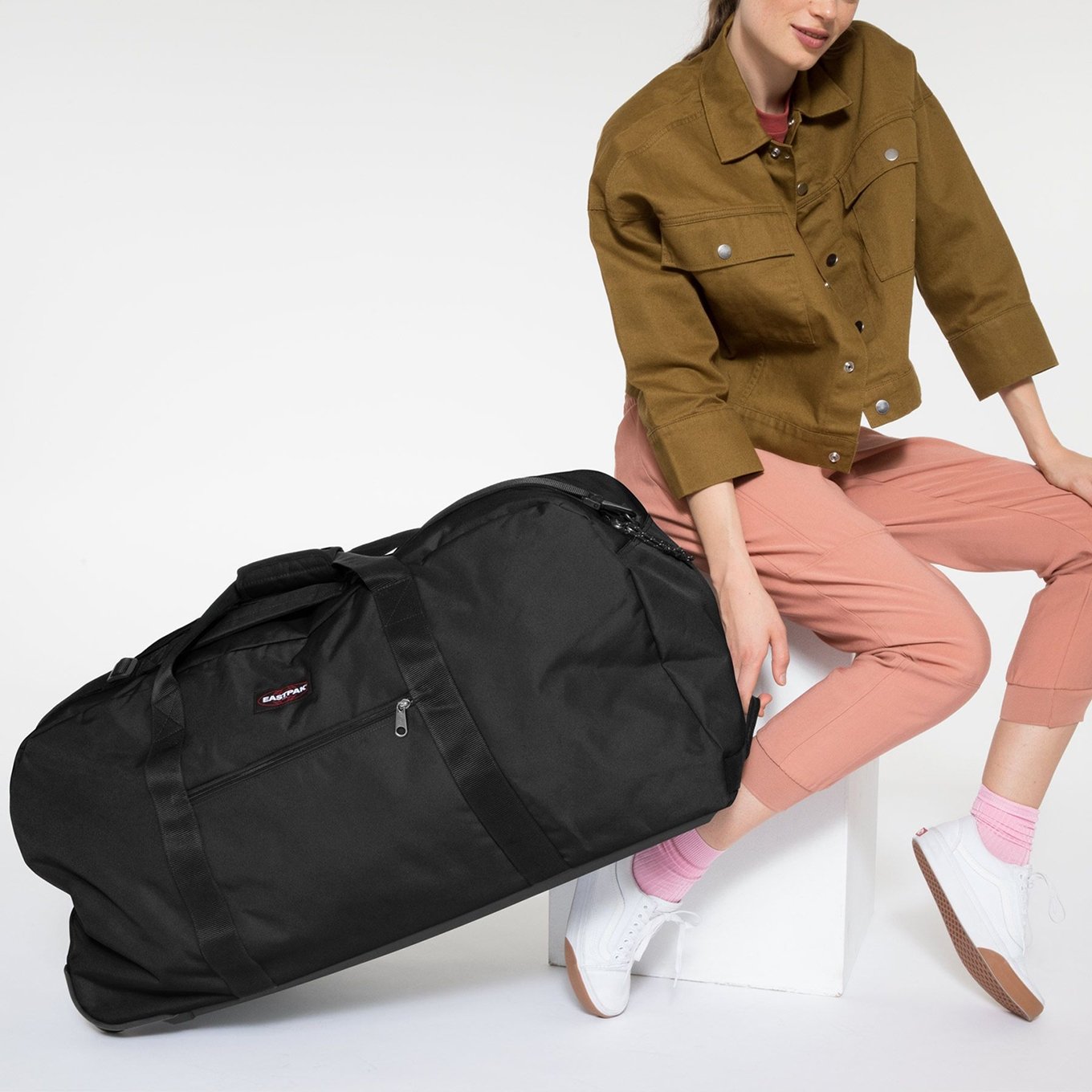 Eastpak Warehouse + Reisetasche aus schwarzem Denim