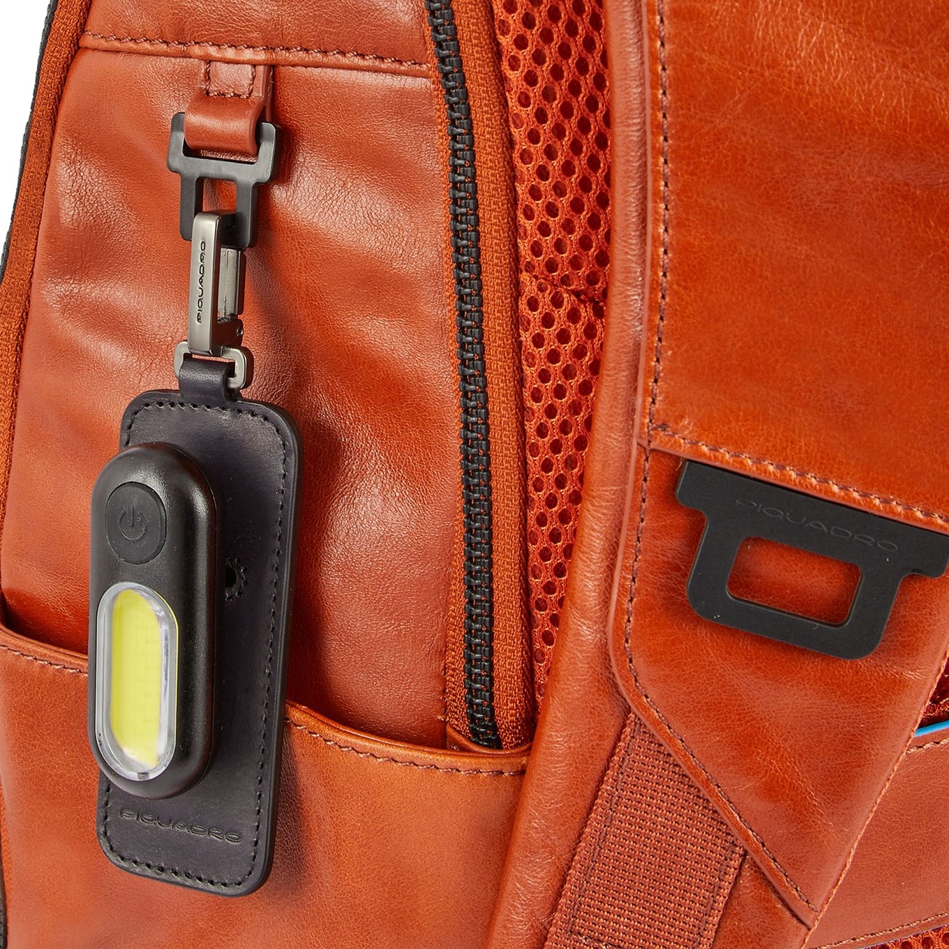Blauer quadratischer Computerrucksack von Piquadro mit blauem Rucksack für das iPad Pro