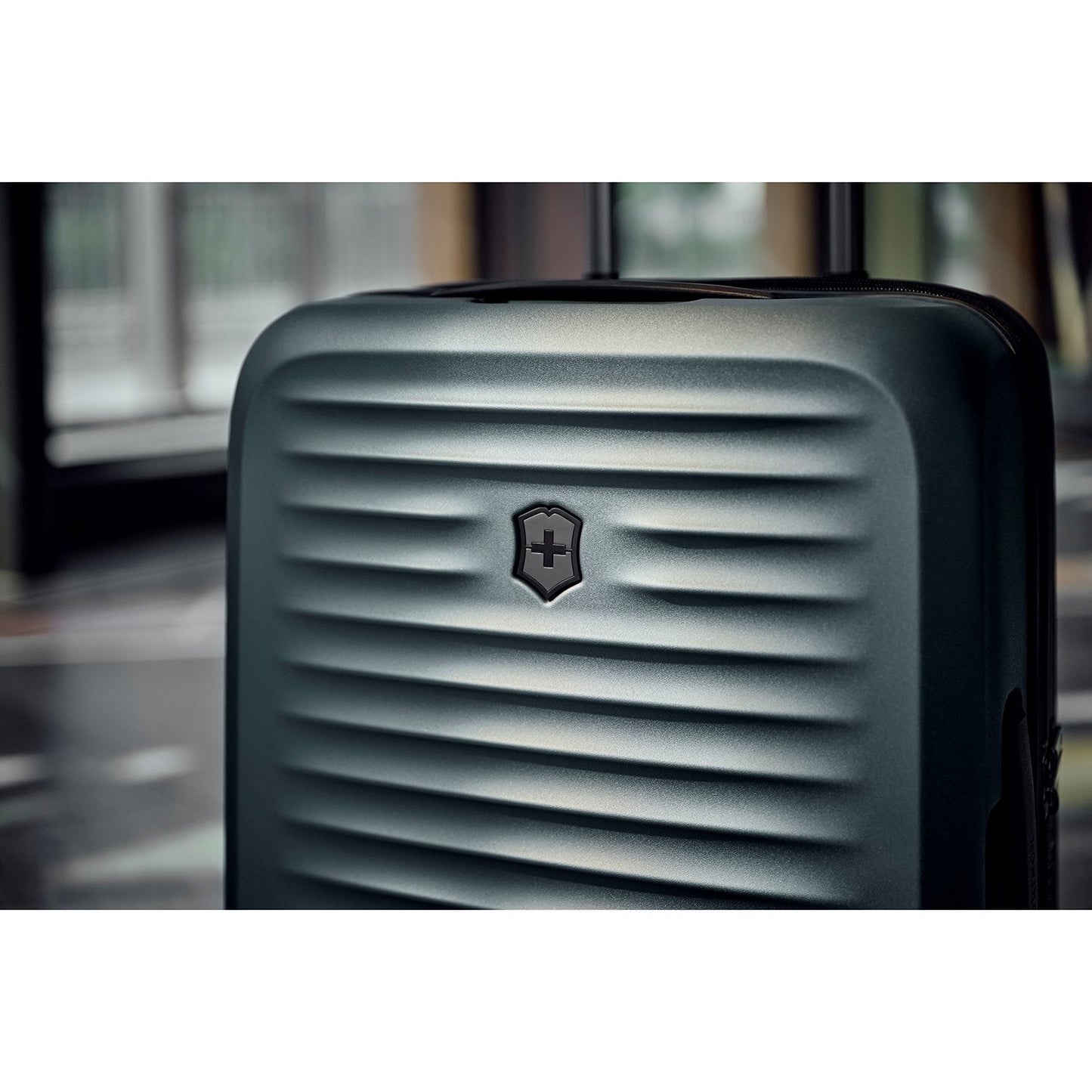 Victorinox Airox Advanced Large Case stone white
