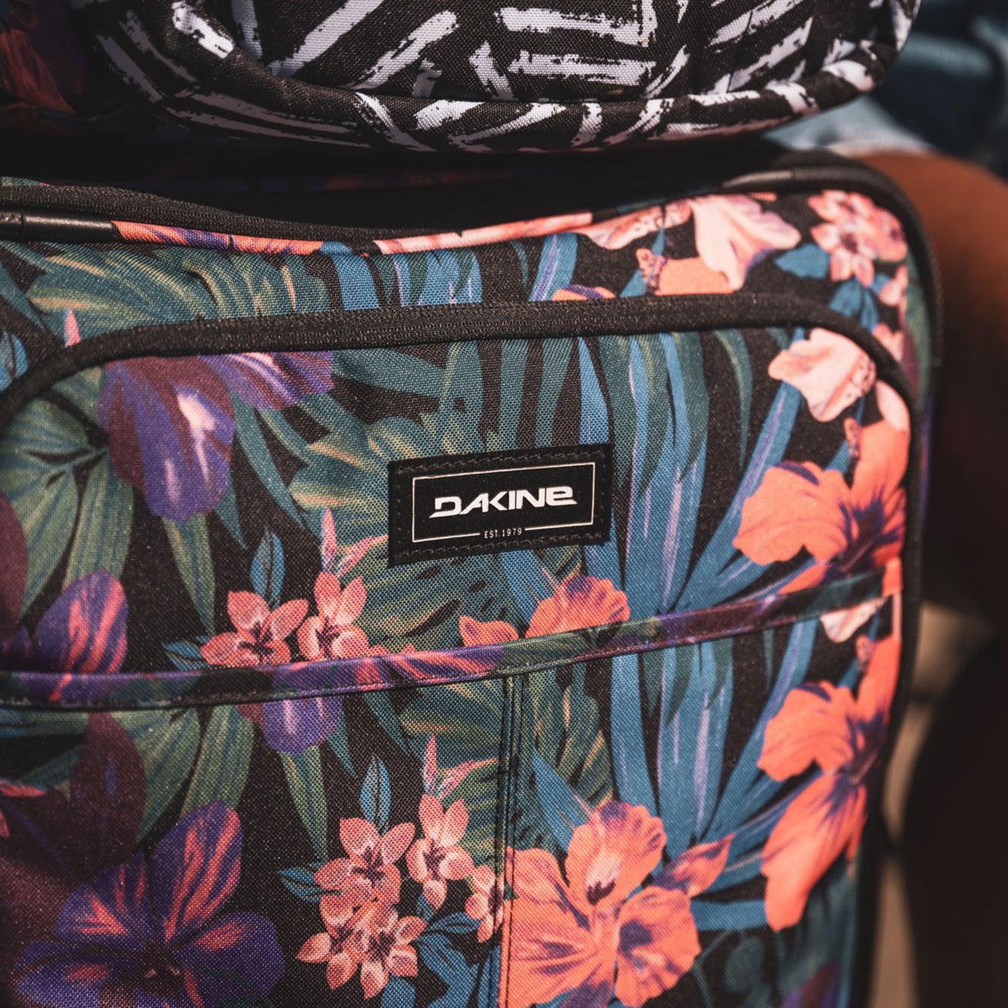 Dakine Carry On Roller 42L black tropidelic