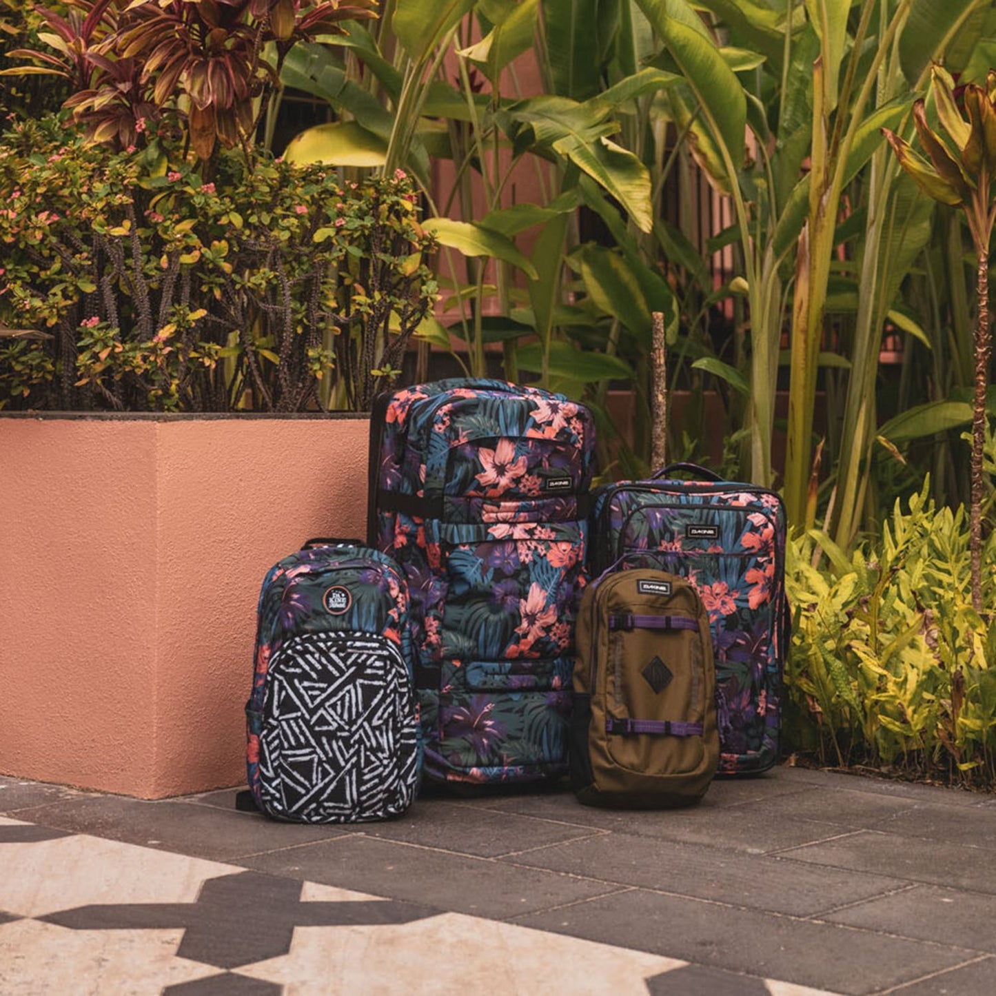 Dakine Carry On Roller 42L black tropidelic