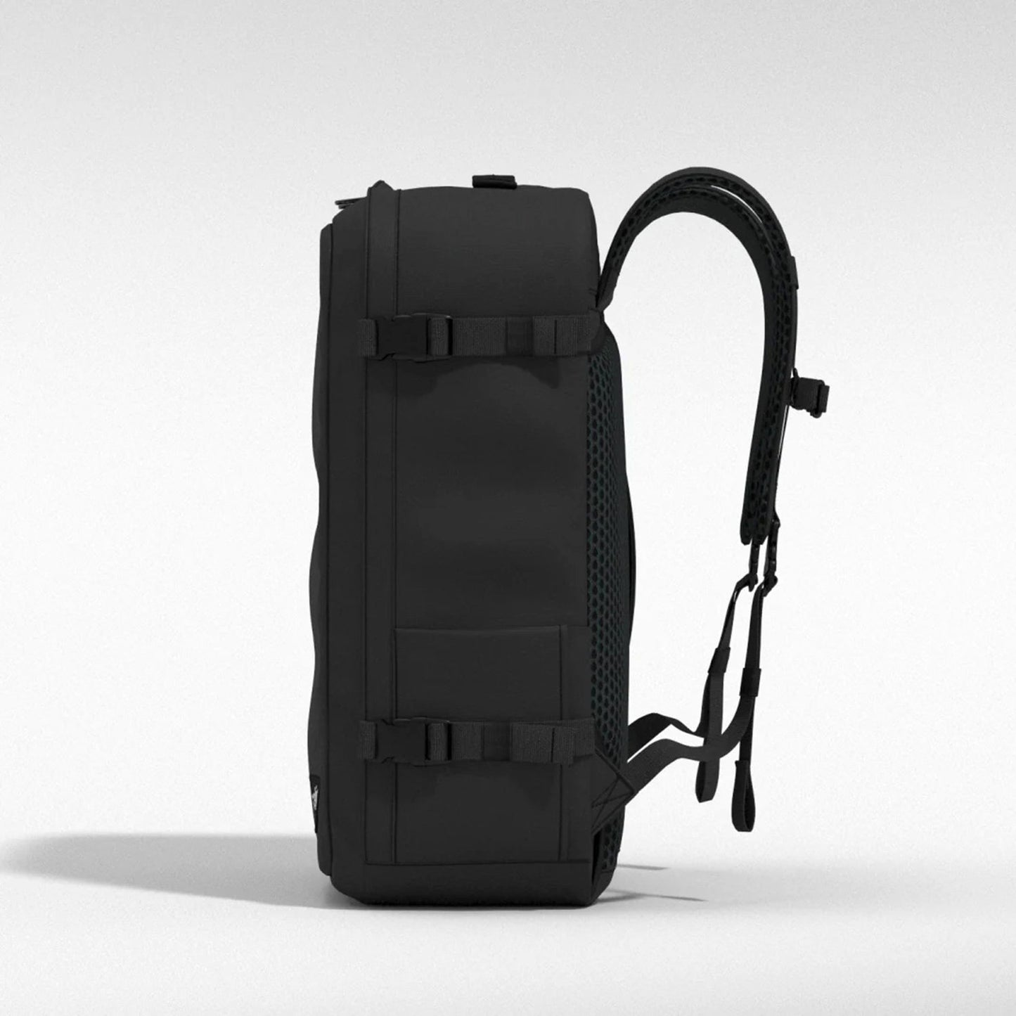 CabinZero Classic Plus 42L absolute black