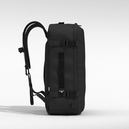 CabinZero Classic Plus 42L absolute black