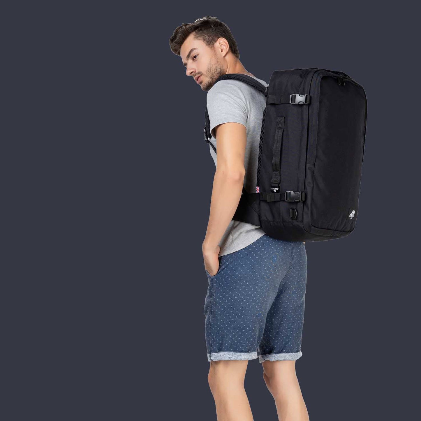 CabinZero Classic Pro 42L absolute black