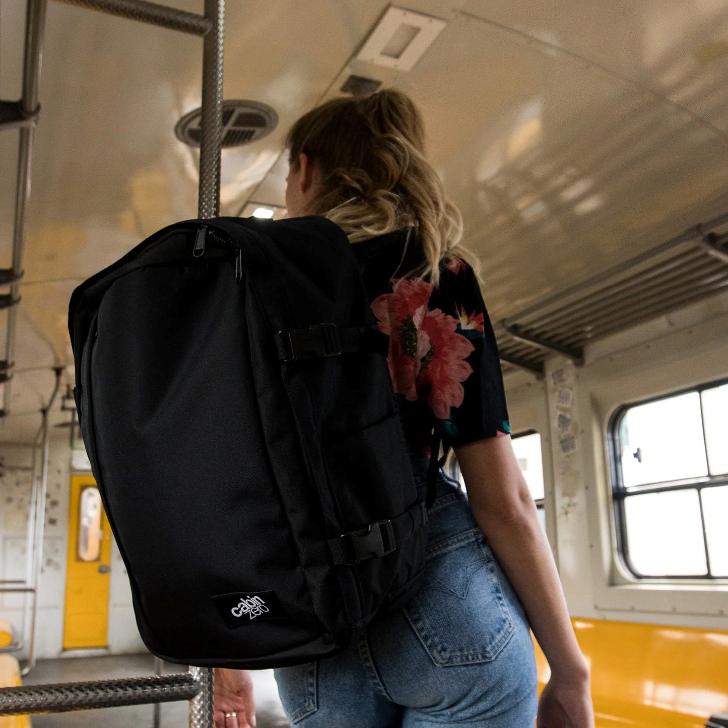 CabinZero Classic Plus 42L absolute black