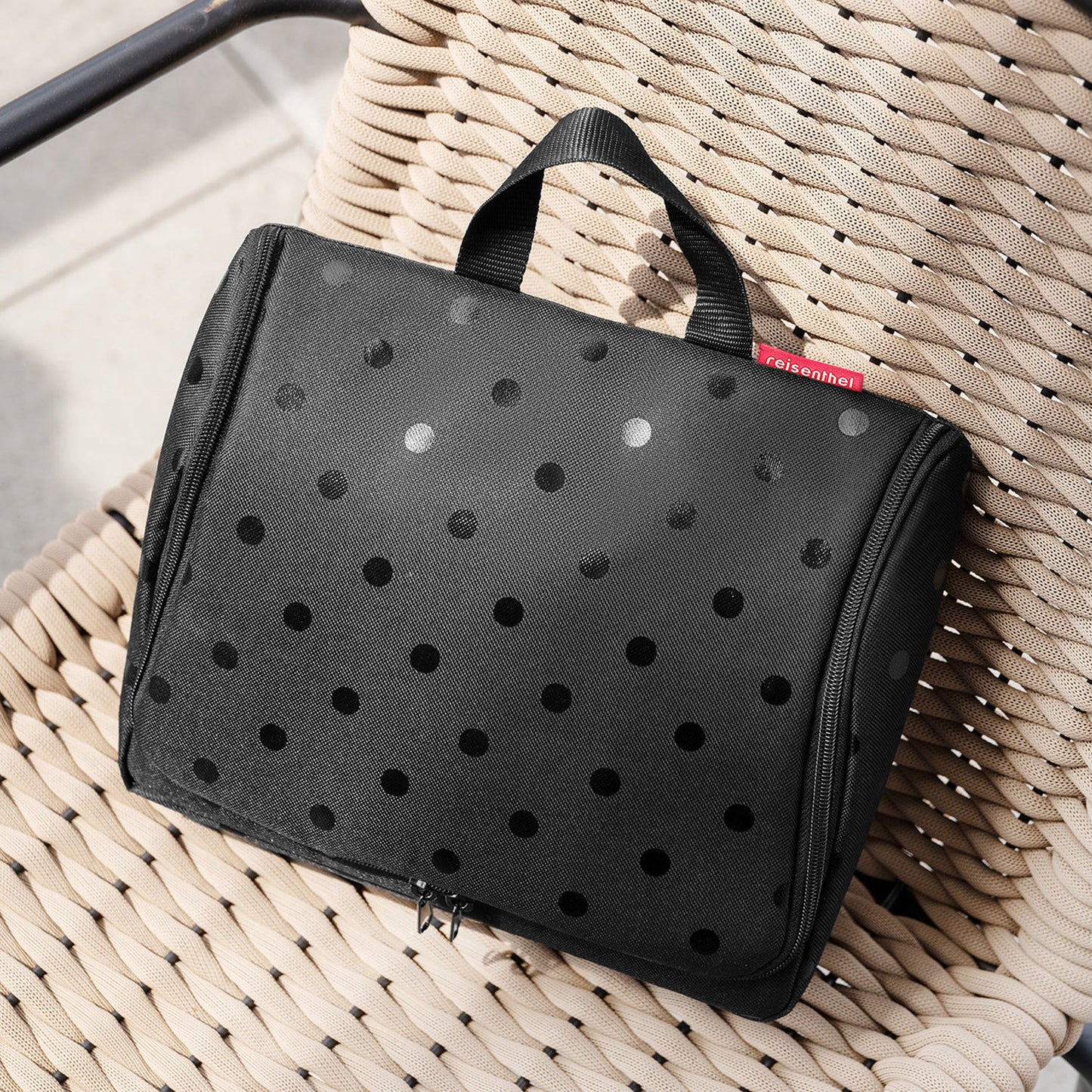 Reisenthel Kids Toiletbag glossy dots black