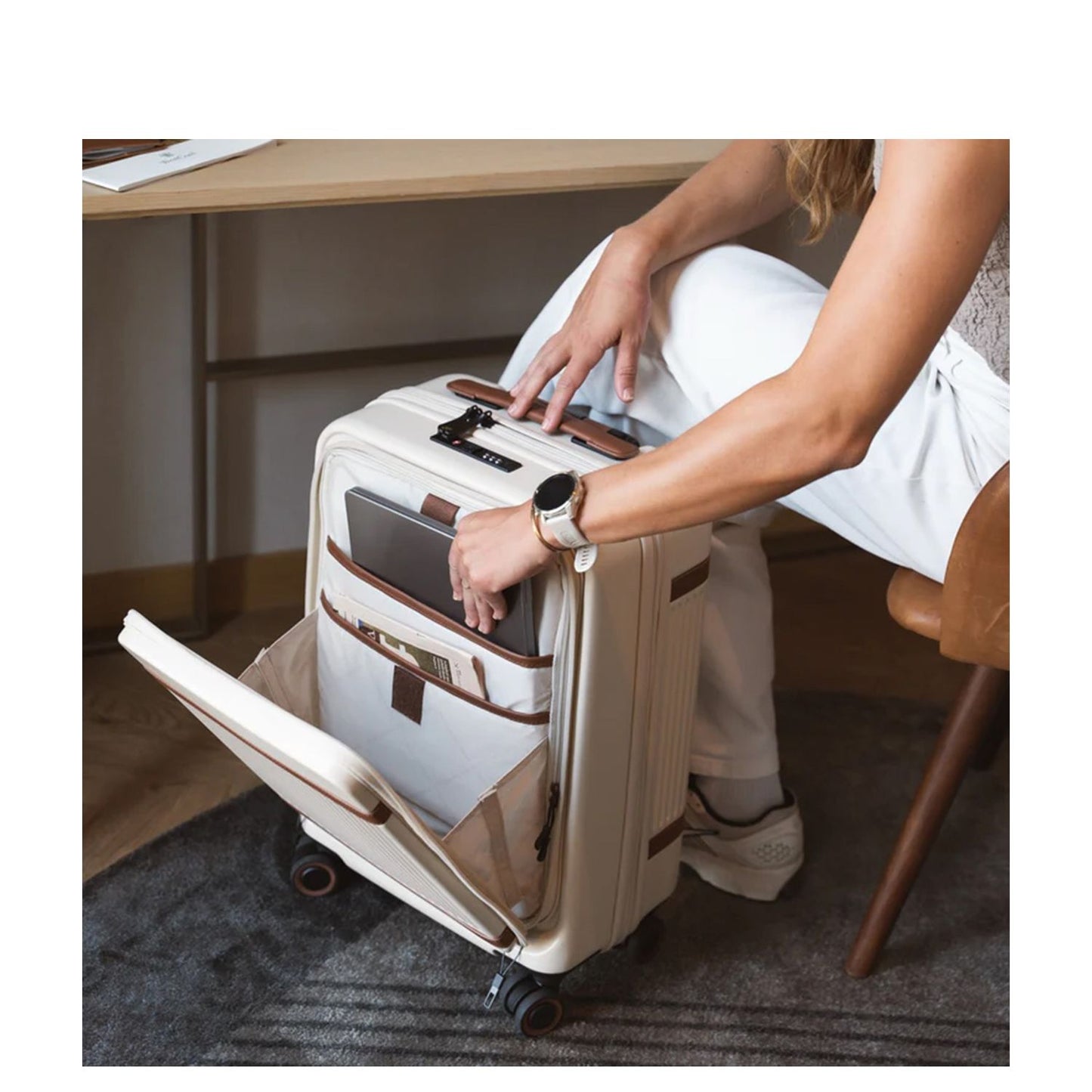 The Chesterfield Brand Zuna Handbagage Spinner 55 cm Laptop Voorvak - 44 liter - 55x36x23 cm - sandy beach