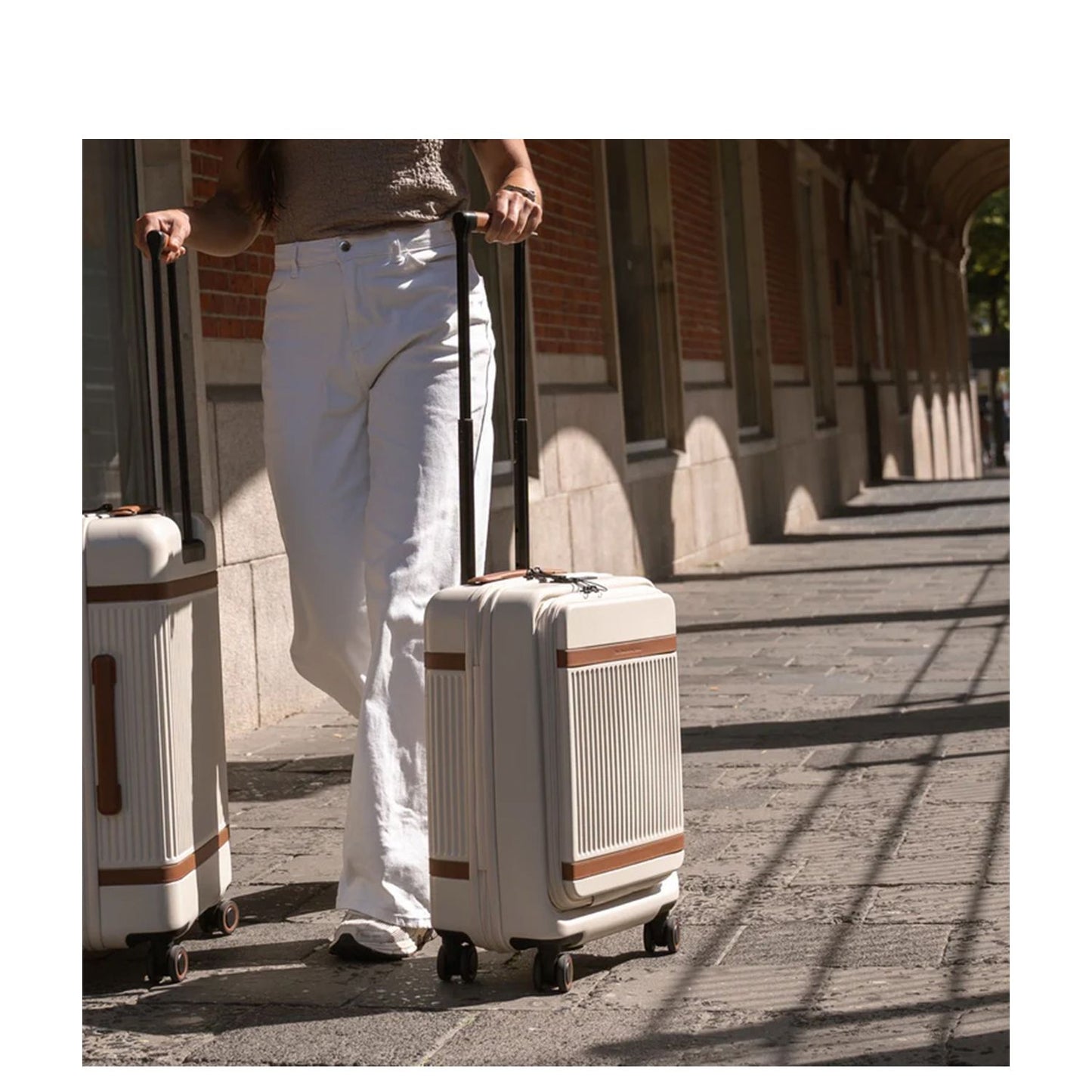 The Chesterfield Brand Zuna Handbagage Spinner 55 cm Laptop Voorvak - 44 liter - 55x36x23 cm - sandy beach