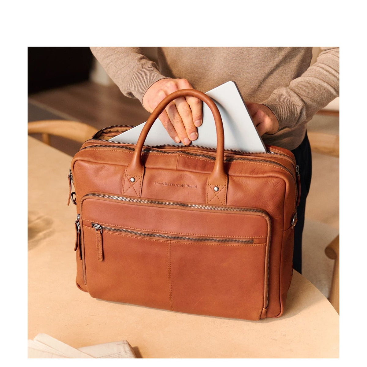 The Chesterfield Brand Tacama Laptop Schoudertas - 16" laptopvak - cognac