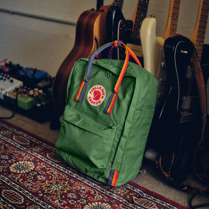 Fjallraven Kanken Rainbow schwarz-Regenbogenmuster