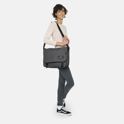 Eastpak Delegate + Umhängetasche aus schwarzem Denim