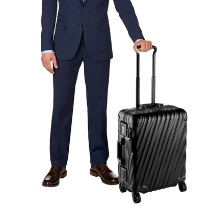 Tumi 19-Grad-Aluminium-Continental-Handgepäck-Hartschalenkoffer in Mattschwarz